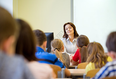 学生在课堂上举手的人群青春期班级同学童年老师团体学校女士知识学习者图片