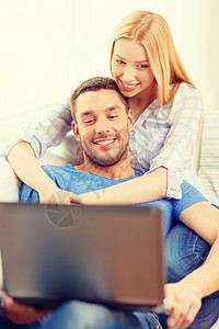 在家带笔记本电脑的幸福快乐情侣男生男人长椅乐趣视频女性男朋友房间夫妻男性图片