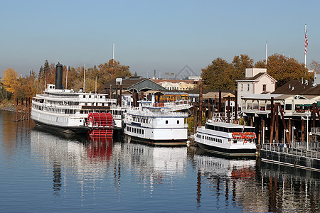 旧萨克拉门托加利福尼亚州美洲河上的船图片