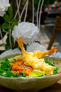 配沙拉的日本新鲜虾美食海鲜盘子小吃餐厅蔬菜食品油炸对虾海胆图片