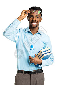 拥有书籍和瓶装书本的非裔美国大学生快乐学校男人大学幸福电脑男性学习图书成功白色图片