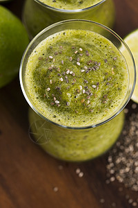 健康绿色新鲜水果和蔬菜果汁冰淇淋加辣椒玻璃食物叶子种子菠萝食品桌子排毒柠檬冰沙图片