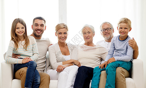 在家沙发上坐着幸福的家庭祖母父亲亲戚们童年母亲女儿长椅女性孙子女孩图片