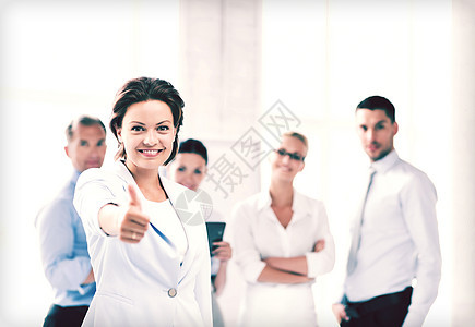 办公室女商务人士举起大拇指商务会议经理合伙雇主公司研讨会团队推销员工人图片