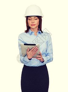 穿着白头盔的年轻平静女商务人士建筑师技术工程师屏幕商务电脑上网建筑商业建筑学图片