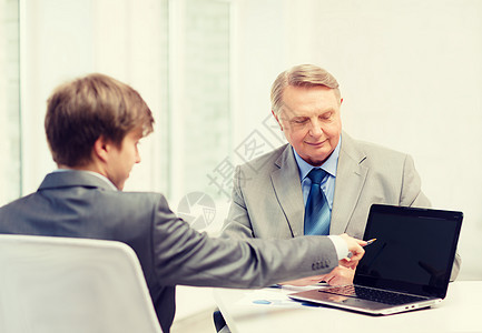 带膝上型计算机的老年男子和青年男子商务团体成人合伙老板办公室会议笔记本人士员工图片