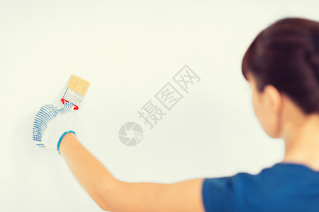 墙上涂着油漆刷的妇女女孩工具装潢师家务空白染色装潢工匠画家装修图片