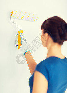 妇女用滚滚和油漆涂墙彩色装修滚筒女孩画家公寓手套空白工具工艺染料图片