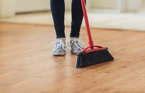 紧紧的女士腿上 用扫帚扫地板女孩家政清扫服务整理家庭帮助家务清洁工工作图片