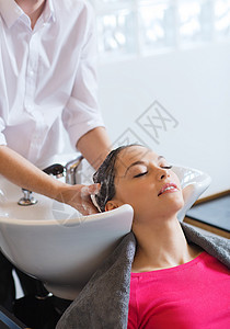 美发沙龙快乐的年轻女子女士服务店铺程序头发洗涤微笑眼睛护理理发师图片