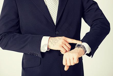 男人看着手表订婚手腕商业紧迫感检查人士男朋友时间婚礼日程图片