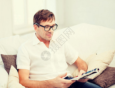 家里有杂志的人幸福享受男性闲暇时间中年学习知识阅读眼镜图片