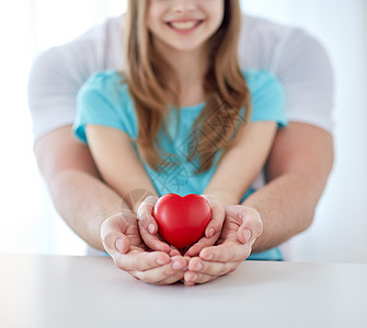 男人和女孩的近邻 抱着红心形手掌生活父母孩子心形帮助药品身体心脏病学身份图片