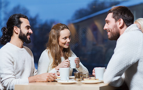 快乐的朋友相会和喝茶或咖啡享受男人闲暇餐厅友谊房间咖啡店拉丁微笑男朋友图片