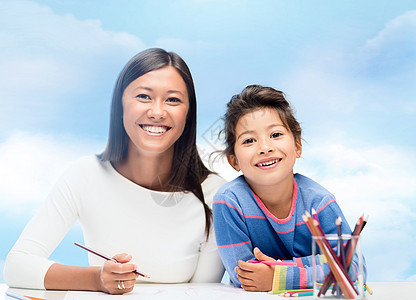 母亲和女儿的绘画天空拉丁童年孩子女性母性艺术蓝色学习父母图片