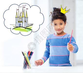快乐的小女孩展示铅笔或蜡笔图片