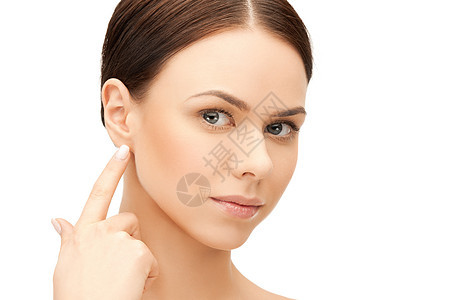 女人摸她的耳朵保健清洁一部分美容卫生女孩塑料听力耳环冲孔图片
