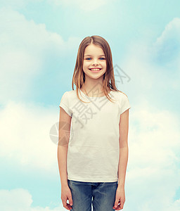 穿着白色空白T恤衫微笑的小女孩青春期快乐棉布衬衫幸福展示广告青年女孩牛仔裤图片