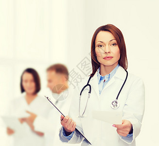 使用剪贴板的平静女性医生援助帮助咨询员工处方写作笔记医院工人保健图片