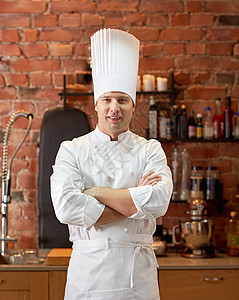 餐厅厨房中快乐的男厨师烹饪职员首席导师帽子夹克乡村炊具工作转矩菜单图片