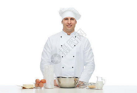 快乐的男厨师做烘烤男性工作牛奶男人面粉餐厅炊具糕点糕点师桌子图片