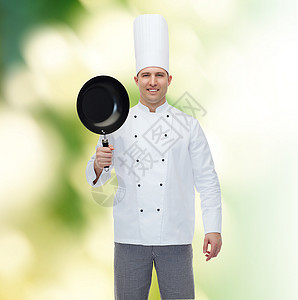 快乐的男厨厨师 拿着煎锅男性转矩炊具帽子男人导师工人餐具夹克美食图片