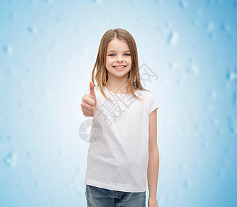 穿着白白色短袖圆领汗衫的女生举起大拇指女孩手势微笑蓝色空白快乐青春期打印衬衫广告图片