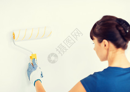 妇女用滚滚和油漆涂墙彩色空白工匠装潢染料绘画工艺乐器染色家务滚筒图片
