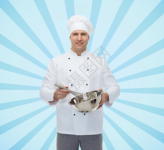 快乐的男厨师烹饪 用胡须鞭打一些东西职业用具蓝色食物工人导师厨房帽子男性面包图片