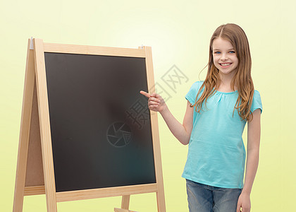 带着黑板和粉笔的快乐小女孩女学生广告牌孩子童年空白女孩女性木板青少年知识图片