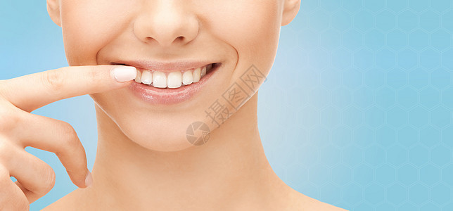 紧贴着微笑的女人脸朝牙齿指着牙嘴唇卫生蓝色呼吸一部分牙科保健身体女孩女士图片