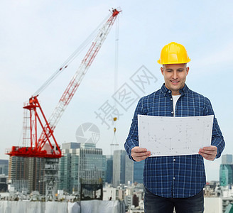 戴有蓝图的头盔的男性微笑建筑者工人建造项目草图领班安全帽工程师职员建筑师齿轮图片