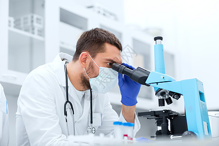 年轻科学家在实验室寻找显微镜生物学临床实验样本研究员化学测试工人微生物学专家图片