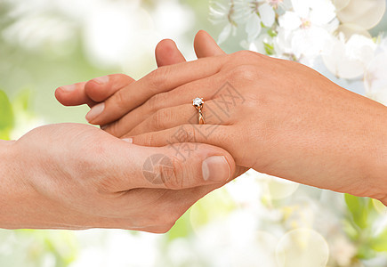 男人和女人手紧贴着结婚戒指宝石礼物家庭一部分纪念日身体钻石夫妻周年新娘图片