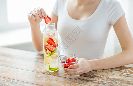 以玻璃瓶中水果水供近身的妇女排毒重量生物营养桌子损失饮食饮料维生素减肥图片