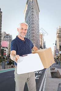 拥有纸板盒和剪贴板的快乐送货员综合图像邮递员船运职业城市盒子阳光送货男性导游接收图片