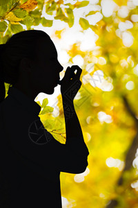 使用哮喘吸入器的美丽金发美女综合图像晴天微笑哮喘病风景生长森林衬衫卫生树叶环境图片