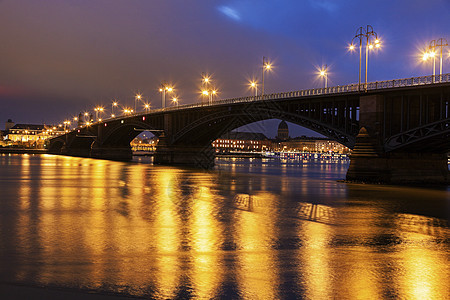 西奥多·休斯桥和克里斯图斯基切图片