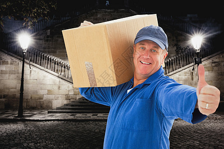 装有纸箱的快乐送货员综合图像楼梯导游灯柱鹅卵石男性体力劳动者建筑学绘图工作接收图片