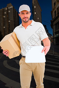 城市夜晚道路带纸板盒显示剪贴板的送货员综合图像文书盒子服务职业送货体力劳动者幸福邮递员男性城市背景