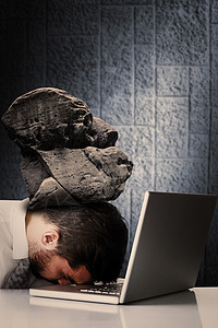 精疲力尽的商务人士在笔记本电脑上睡头综合图像商务职业人士房间办公椅睡眠男性领带绘图计算机图片
