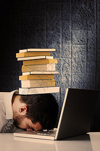 精疲力尽的商务人士在笔记本电脑上睡头综合图像套装桌子快乐房间阴影职业人士办公椅睡眠技术图片