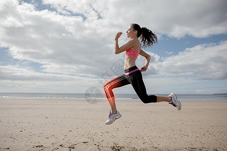 海滩女慢跑女子的腿骨马尾辫支撑身体混血生活方式运动服天空头发跑步训练图片