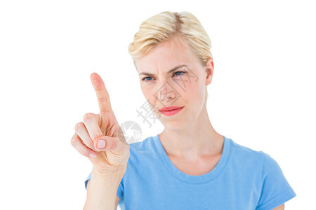 严重金发女人用手指指着她的手指专注短发服装休闲女士头发浅色手势女性金发女郎图片