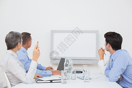 商业团队观看白屏的白色屏幕同事女性行政人员人士男性领带桌子玻璃会议室生意人图片