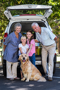 祖父母与孙子女一起进行公路旅行郊游闲暇环境农村车辆家庭女孩男人爷爷微笑图片