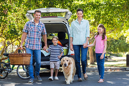 幸福的一家人准备上路旅行儿子微笑猎犬童年母亲车辆宠物女儿男生汽车图片