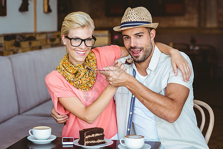 情侣在约会时互相送食物男性女士饮料盘子勺子电话亲密感巧克力行业杯子图片