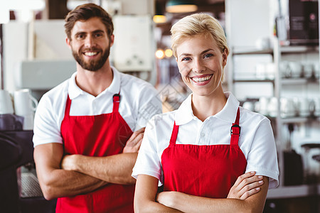 两个咖啡师对着镜头微笑餐厅饮料店铺商业咖啡馆食堂工作咖啡屋围裙金发女郎图片