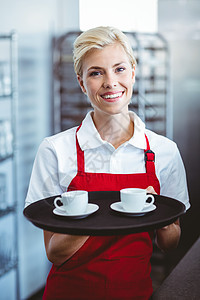 盛着两杯咖啡的漂亮的咖啡厅工人店铺食品服务金发女郎零售食物工作微笑饮料图片